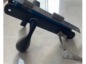 黑色塑鋼把手
