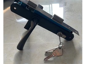 黑色塑鋼把手